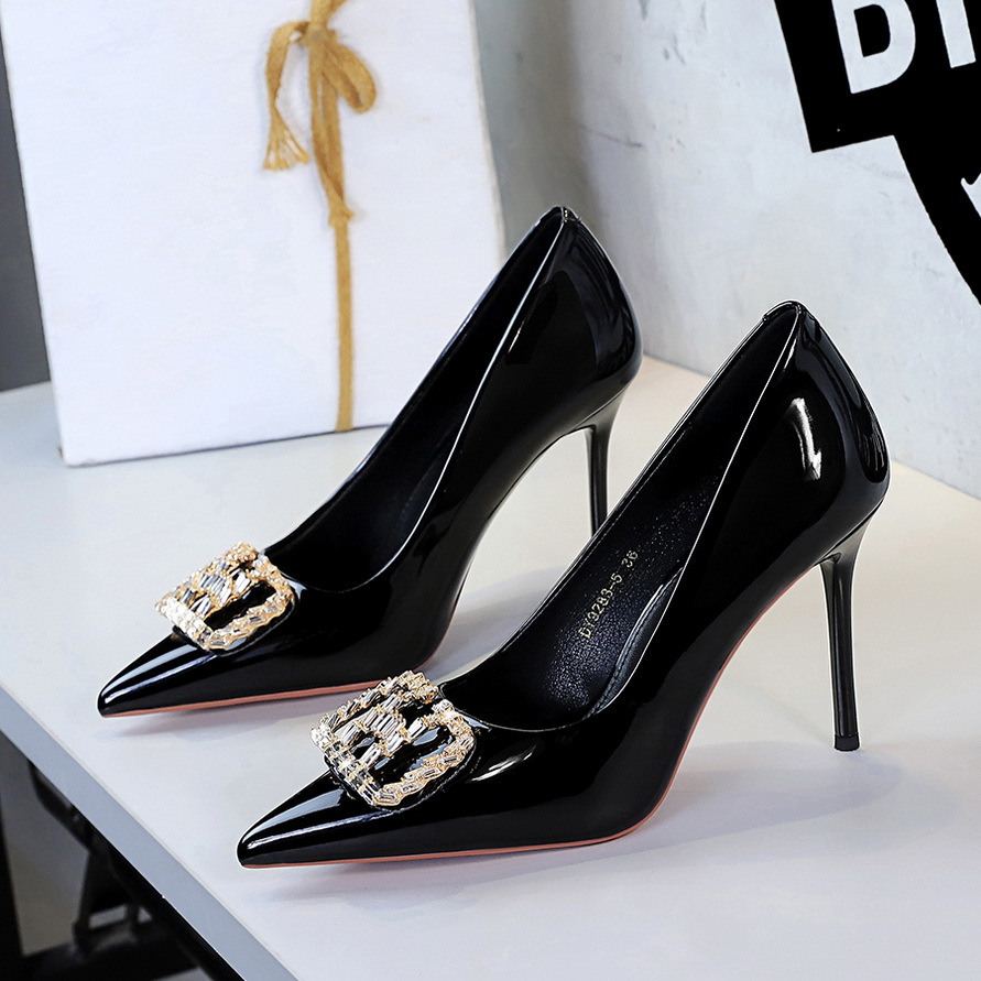 Eleganckie szpilki z ostrym no – Court Heel Pointed recenzja i cena