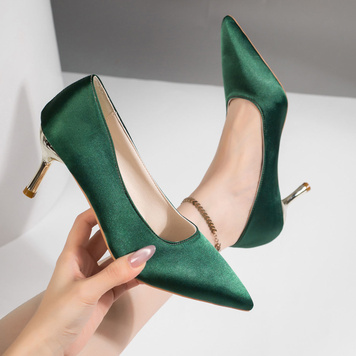 Damskie zielone satynowe czółe – Court Heel Pointed recenzja i cena